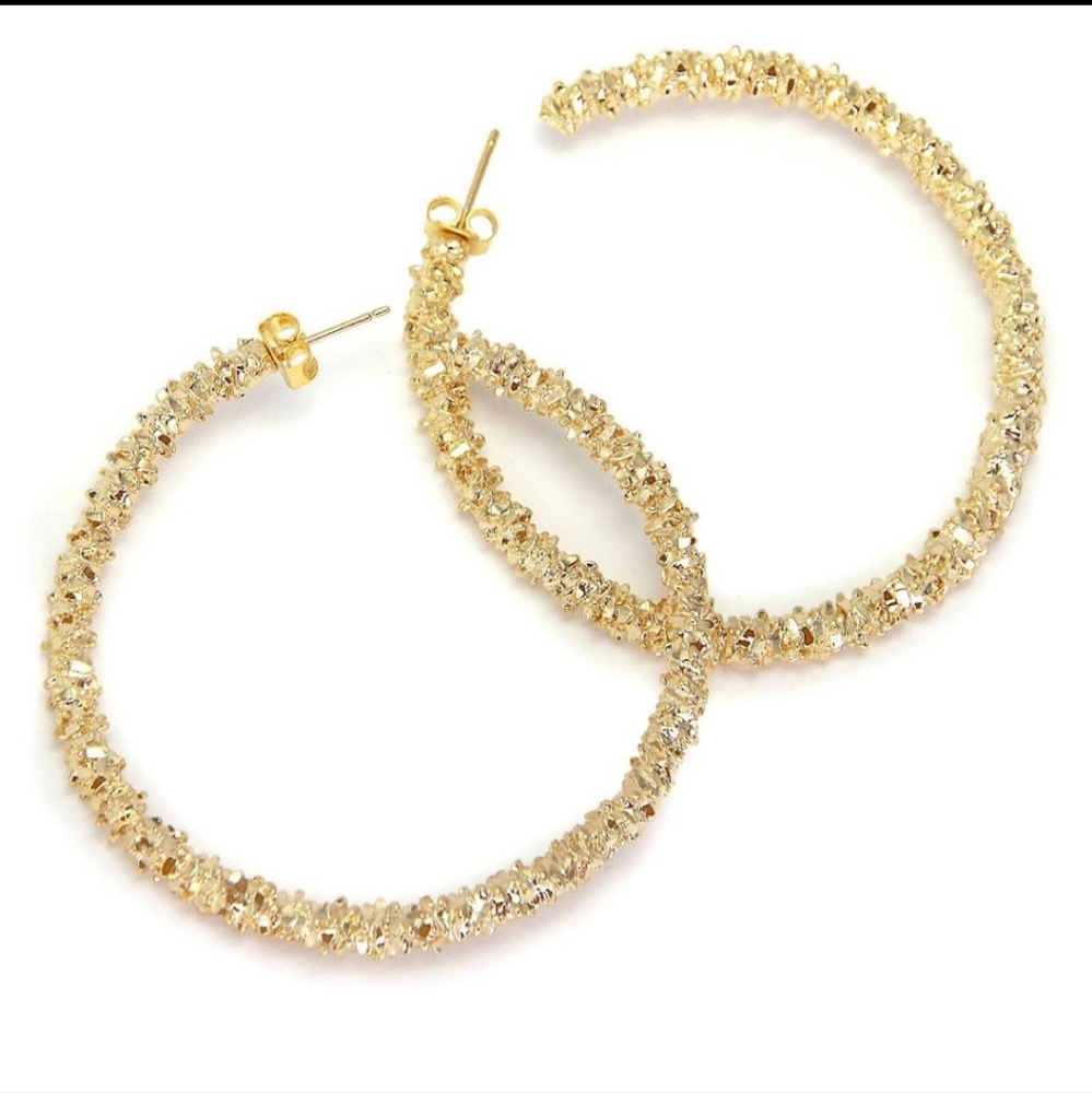 🌼Gold Tone Hoop Earrings 🌼